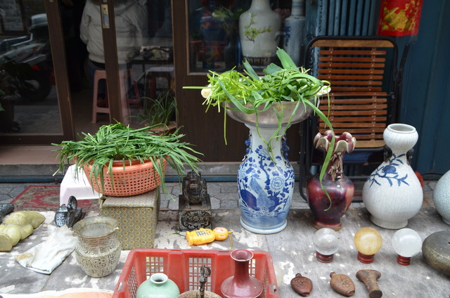 Vieux vases et légumes